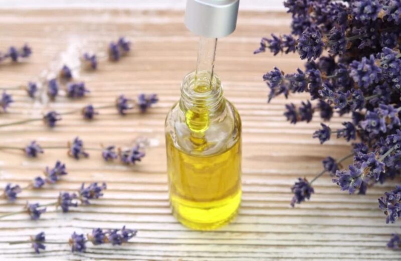 Lavanda umiruje kožu i smanjuje crvenilo, poboljšava izgled kože i pomaže u bržem zarastanju ožiljaka.